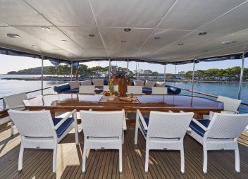 yacht charter Perla alfresco dining