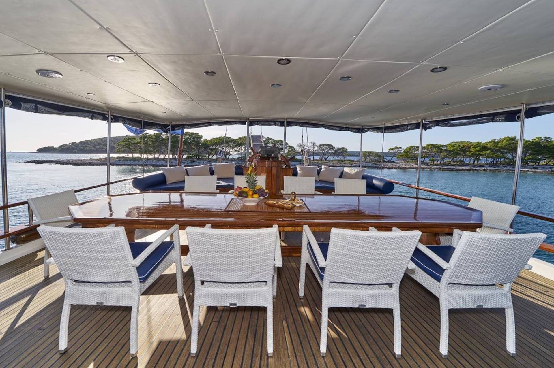 yacht charter Perla alfresco dining