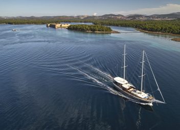 yacht charter Perla away