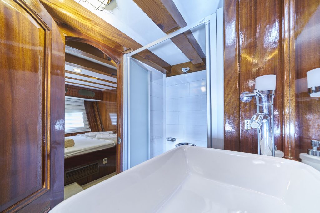 yacht charter Perla bathroom