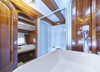 yacht charter Perla bathroom