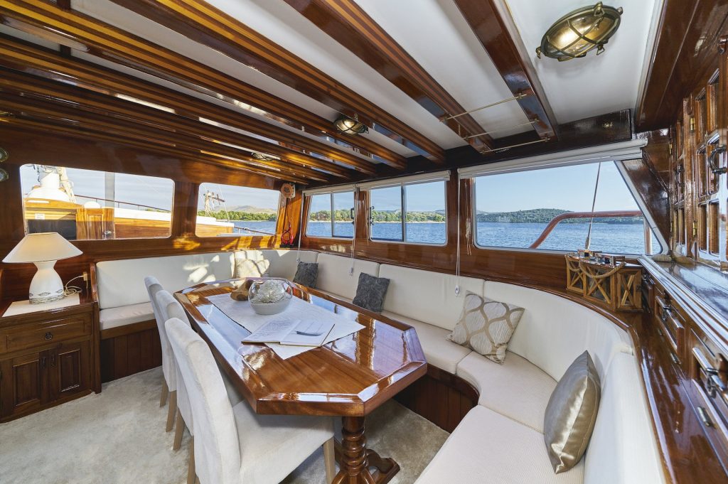 yacht charter Perla indoor dining