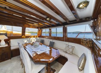 yacht charter Perla indoor dining