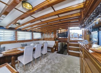 yacht charter Perla saloon