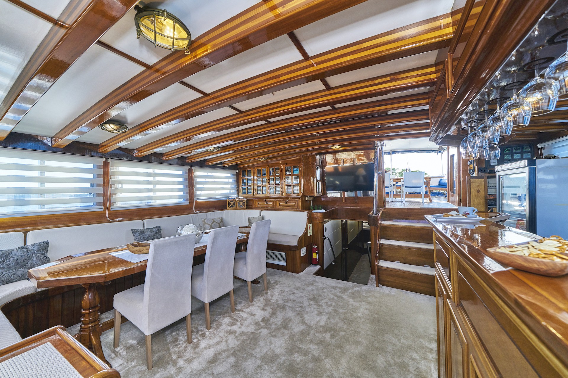 yacht charter Perla saloon