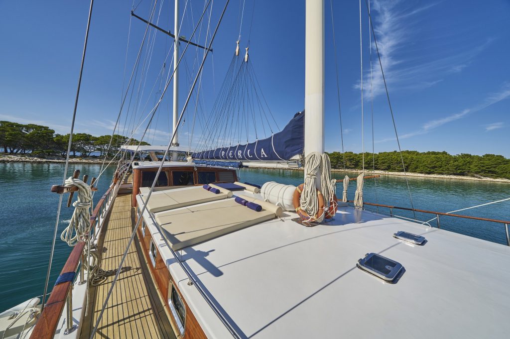 yacht charter Perla sun deck