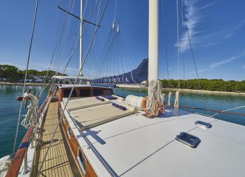 yacht charter Perla sun deck