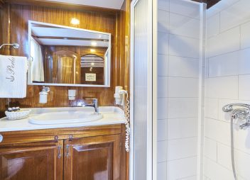 yacht charter Perla twin cabin bathroom