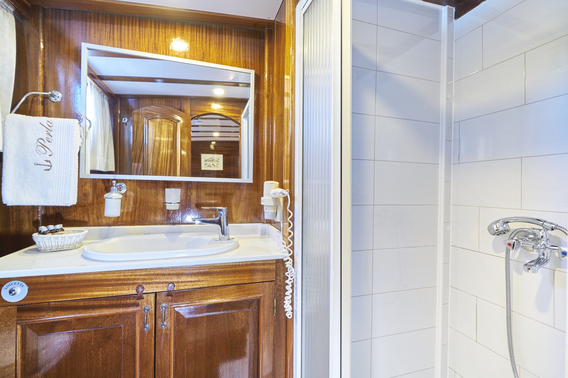 yacht charter Perla twin cabin bathroom