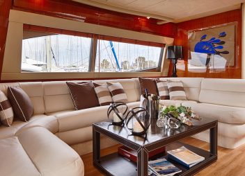 yacht charter salon Amor