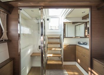 yacht charter shower Boom