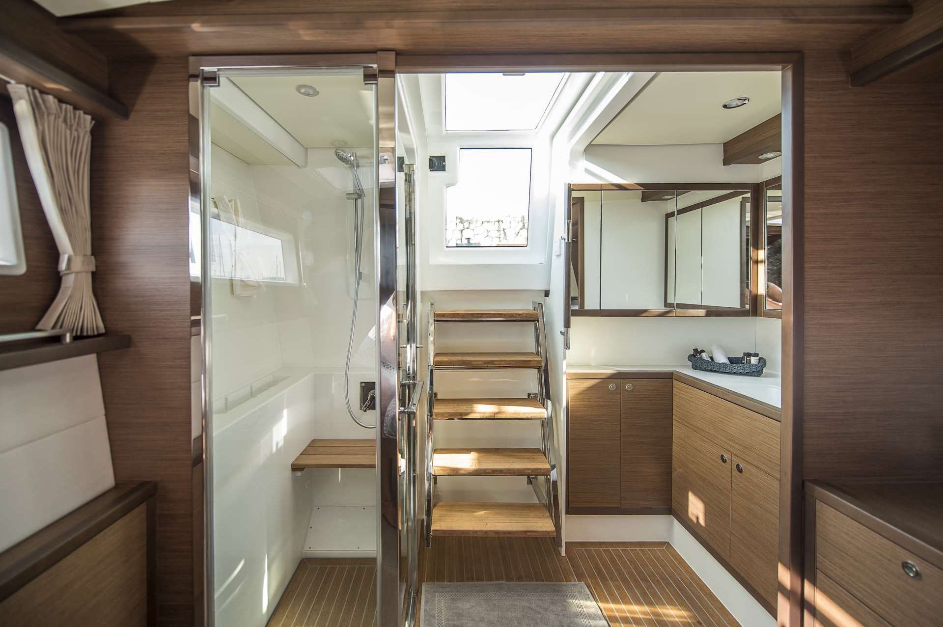 yacht charter shower Boom