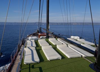yacht charter Stella Maris sundeck