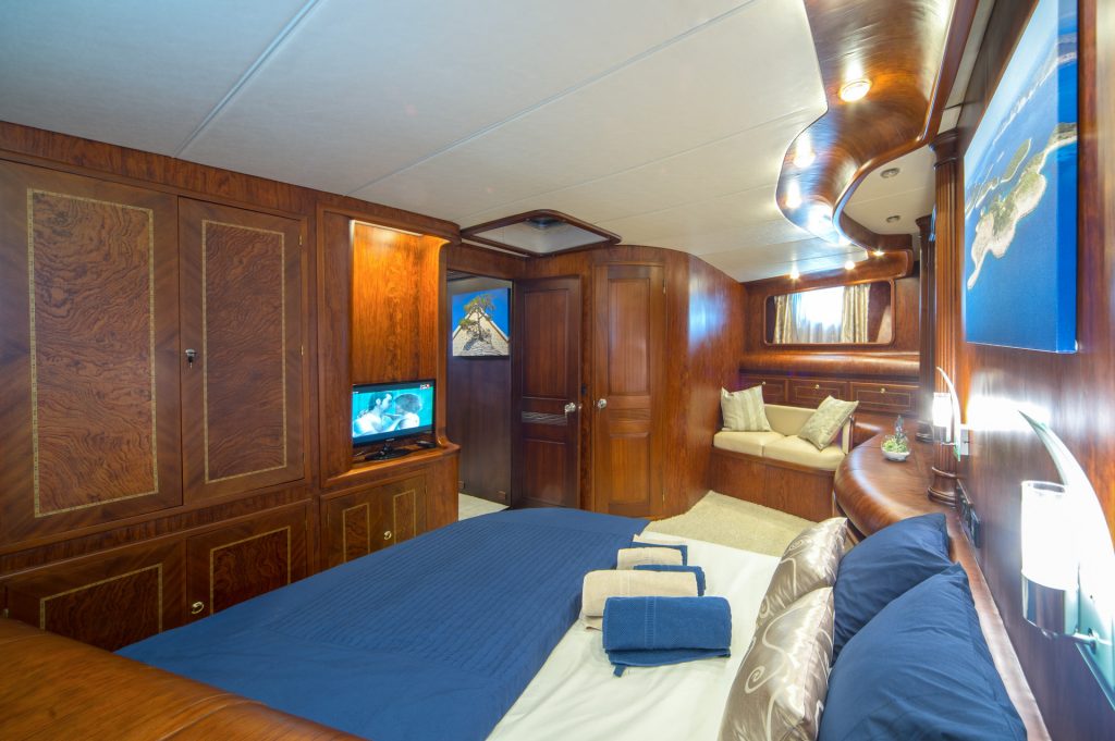 yacht charter vip cabin Alba