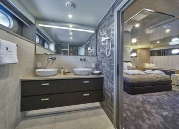 Yacht Dalmatino double cabin and bathroom