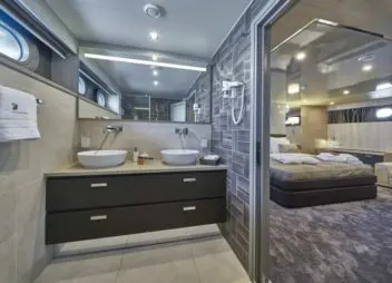 Yacht Dalmatino double cabin and bathroom