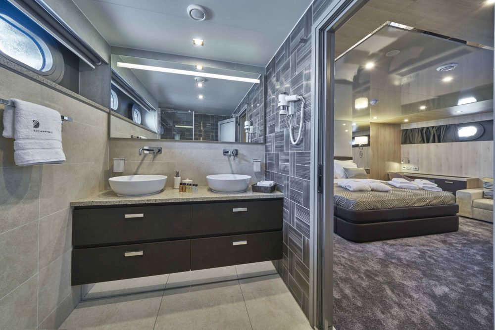Yacht Dalmatino double cabin and bathroom