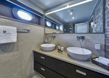 Yacht Dalmatino double cabin bathroom