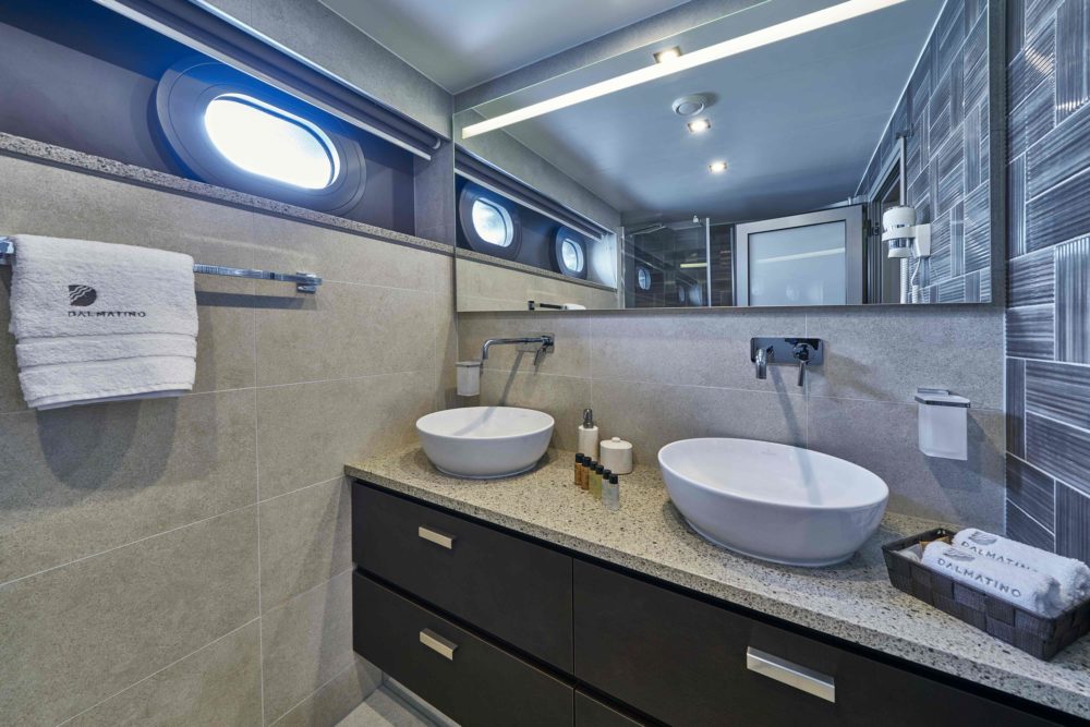 Yacht Dalmatino double cabin bathroom