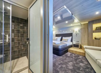 Yacht Dalmatino Master cabin and bathroom