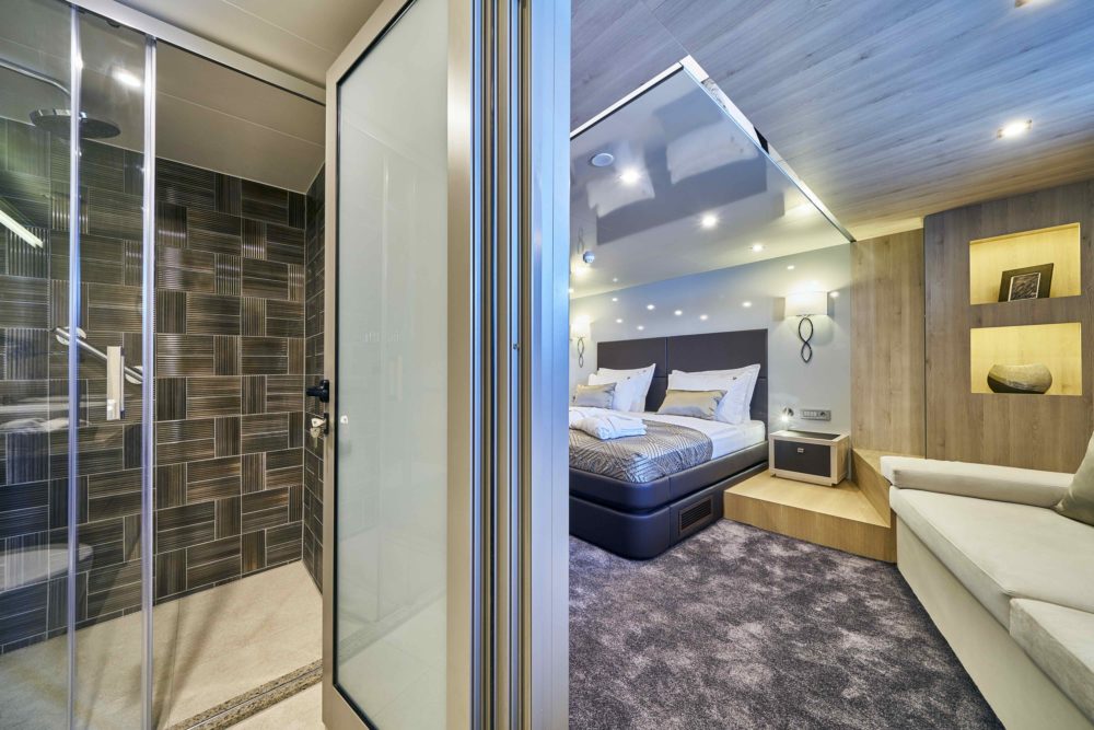 Yacht Dalmatino Master cabin and bathroom