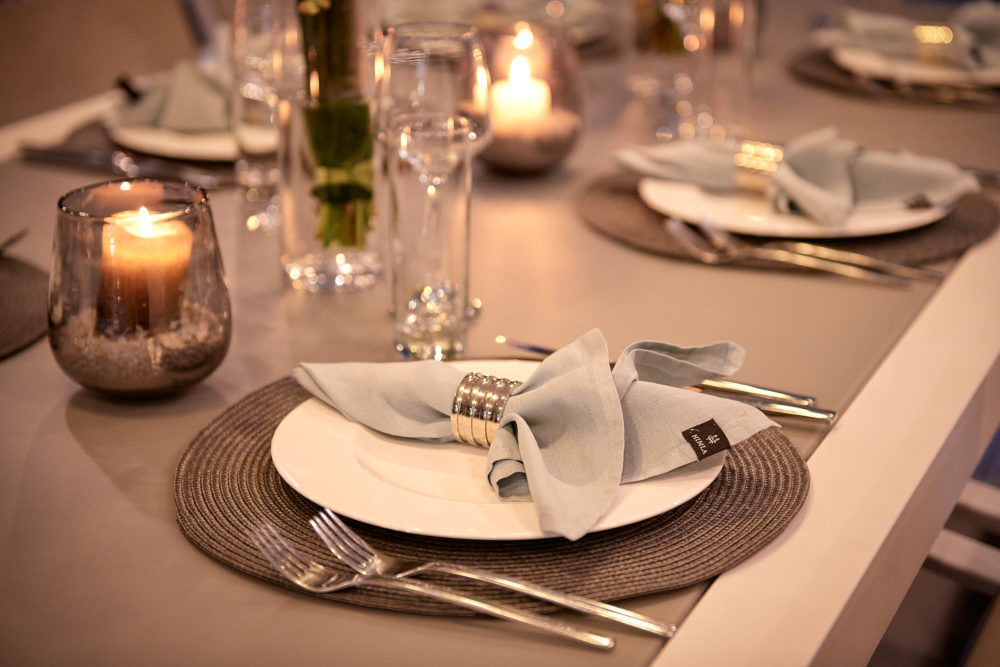 Yacht San Limi table setting