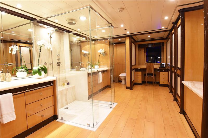 Luxury Sailing Master Cabin Relaxing vacations - High Point Yachting