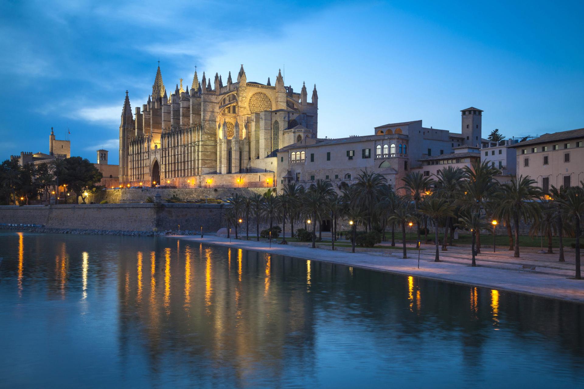 Cathedral San Seu in  Palma de Mallorca by night