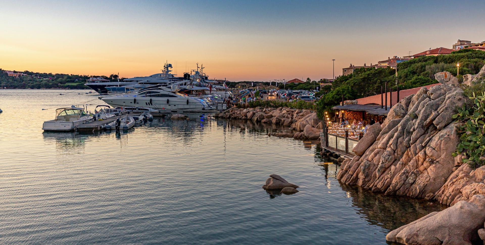 Una delle serate pi√π belle della Costa Smeralda nella cornice di Porto Cervo, tra tramonti e Yatch di lusso