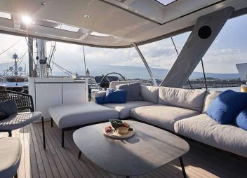 yacht charter Babac flybridge