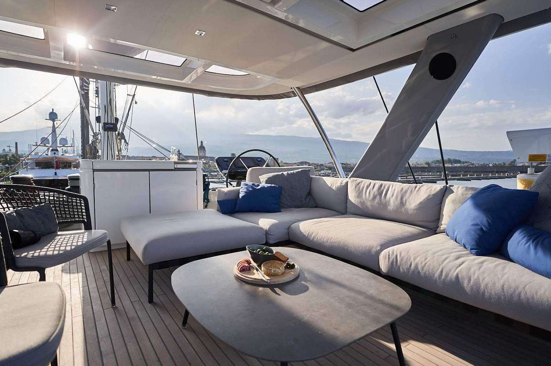 yacht charter Babac flybridge