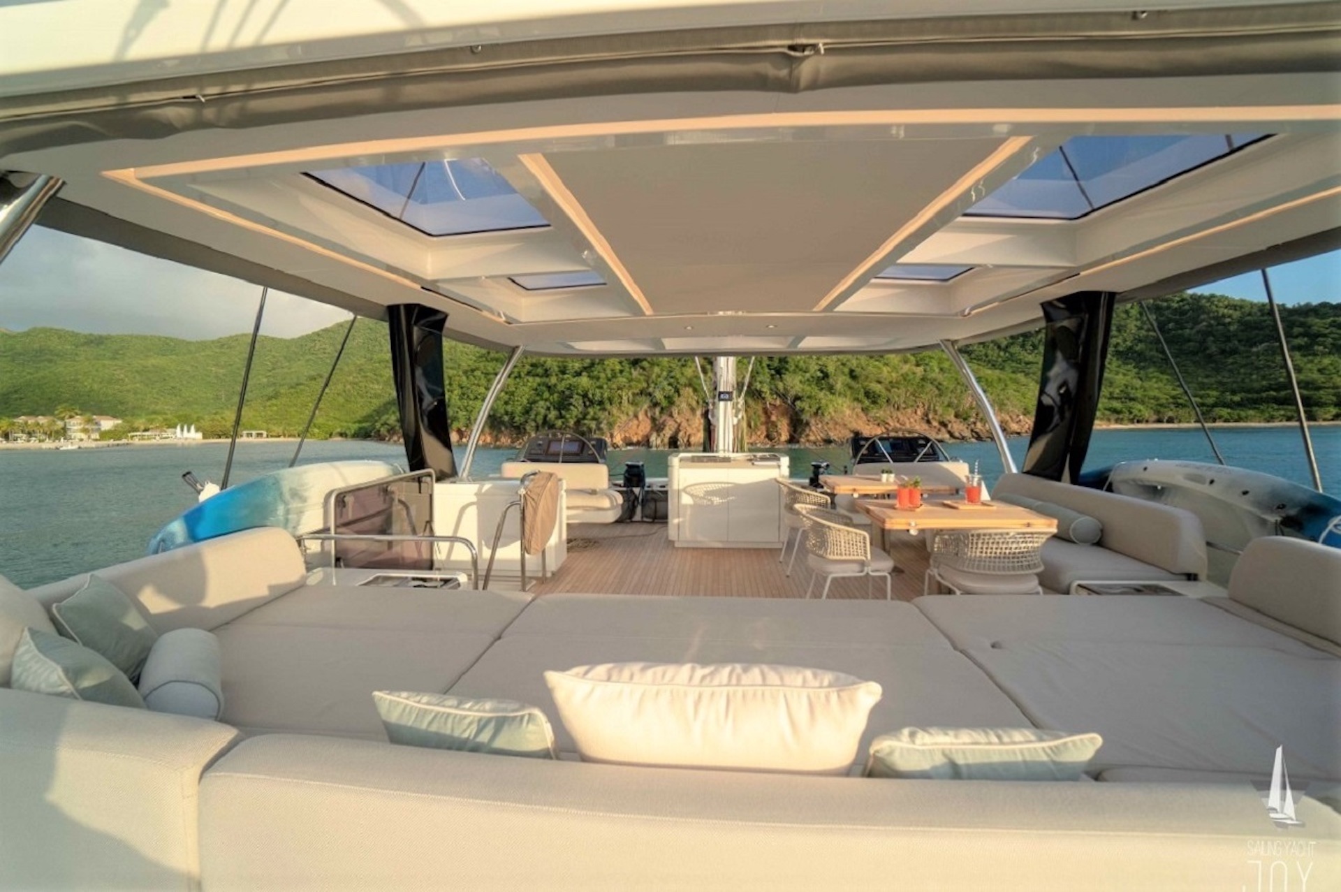 yacht charter catamaran Joy flybridge