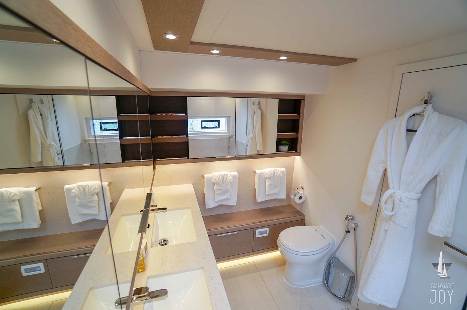 yacht charter Joy cabin master