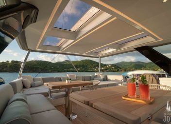 yacht charter Joy fly bridge