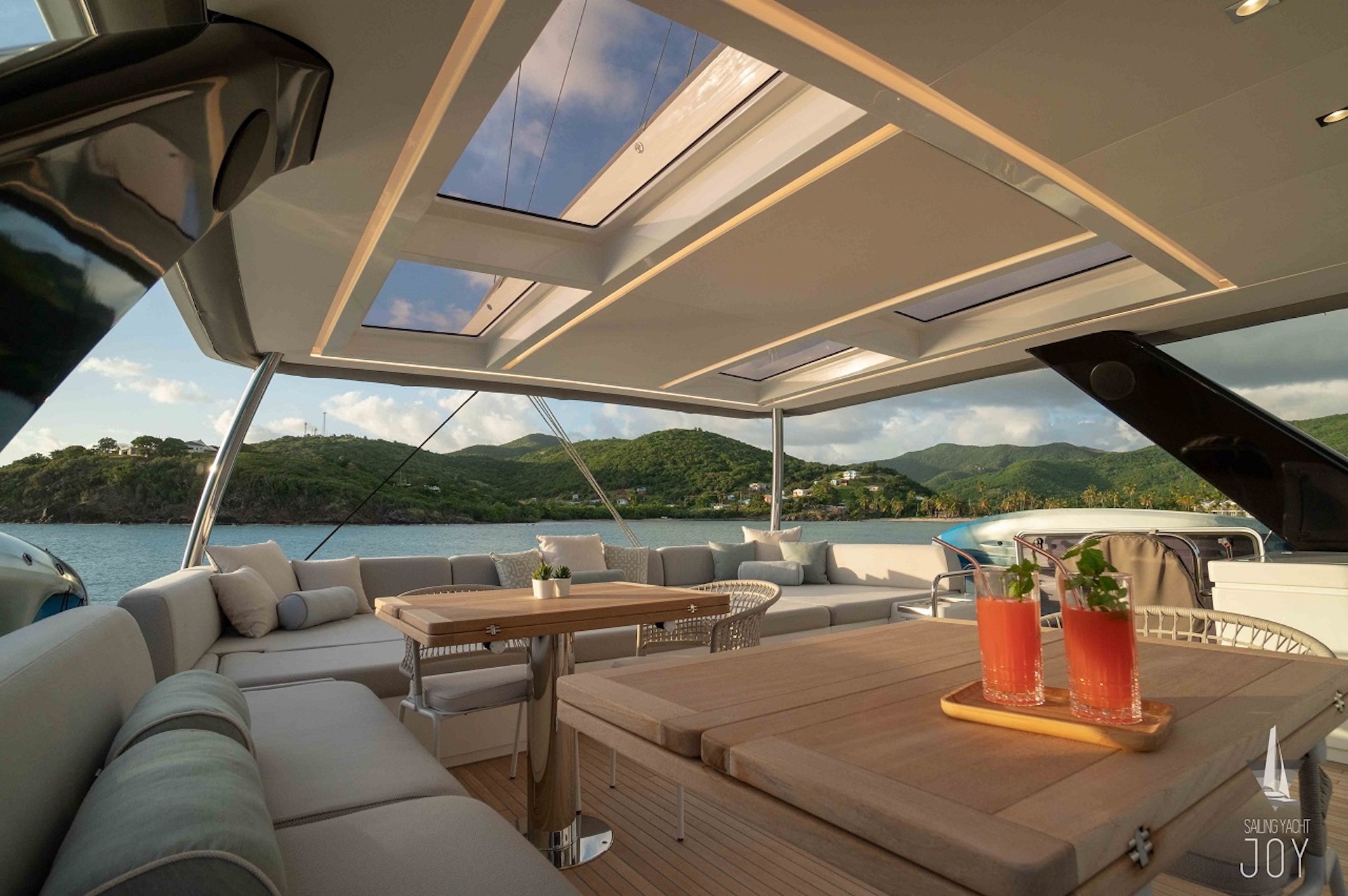 yacht charter Joy fly bridge