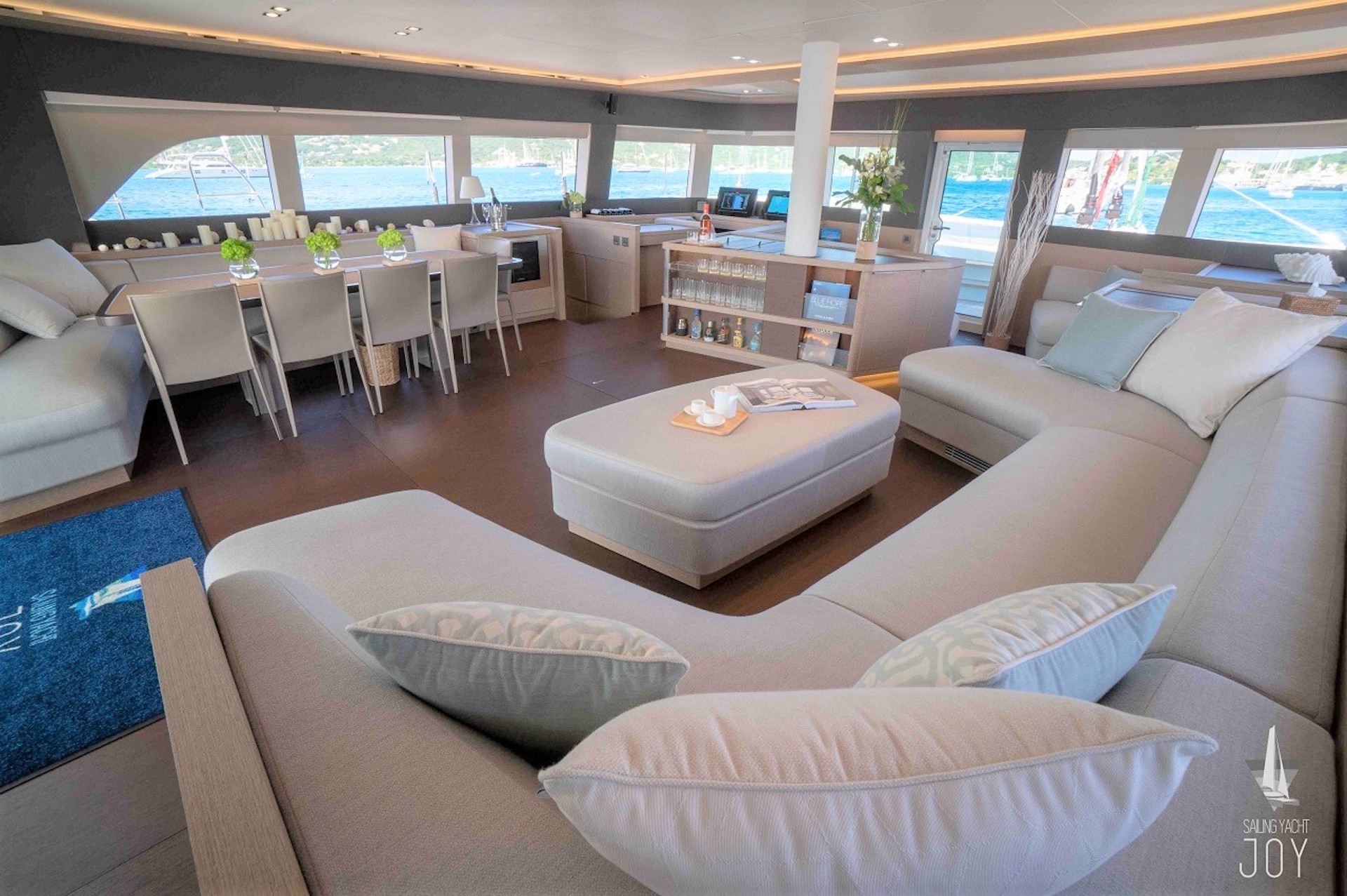 yacht charter Joy saloon