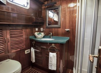 yacht charter Entre Cielos bathroom
