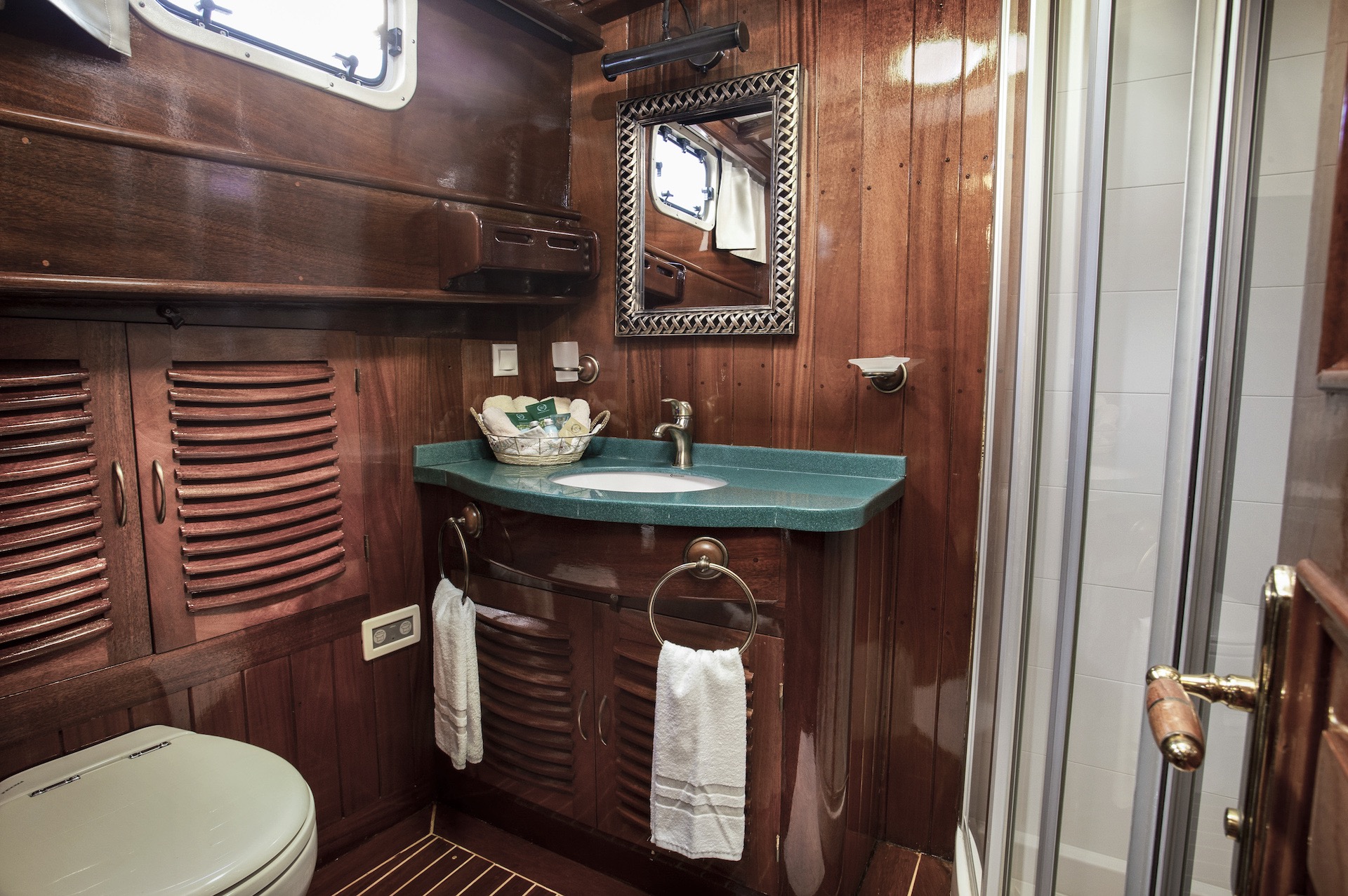 yacht charter Entre Cielos bathroom