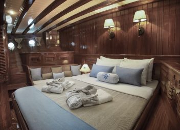 yacht charter Entre Cielos master cabin