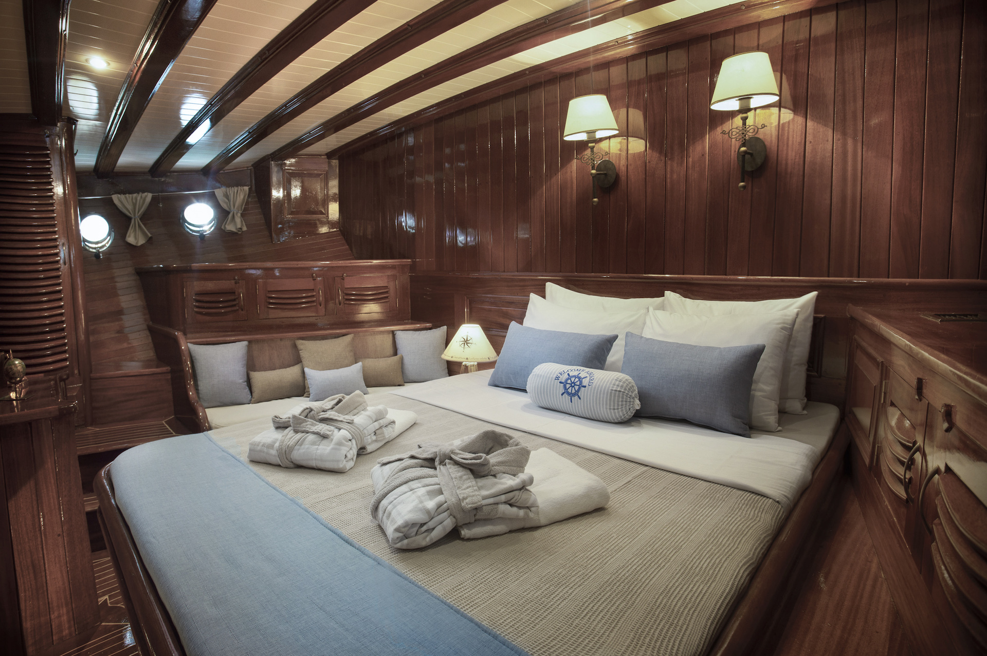 yacht charter Entre Cielos master cabin