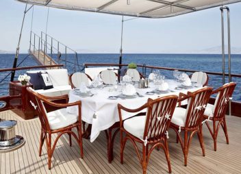 yacht charter Iraklis al fresco