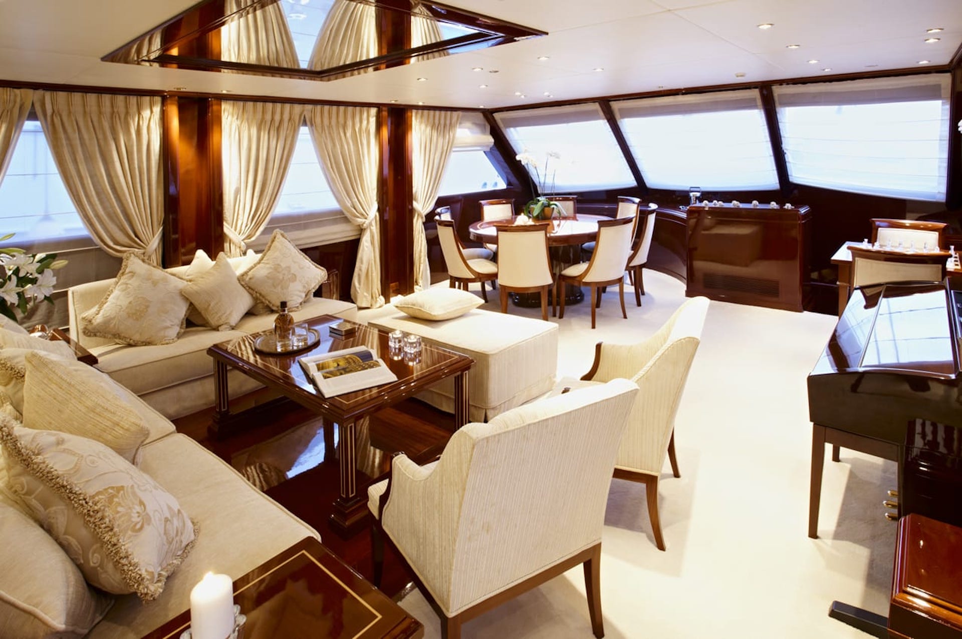 yacht charter Iraklis saloon