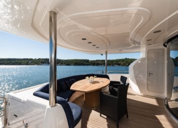 Yacht charter Baby I aft deck