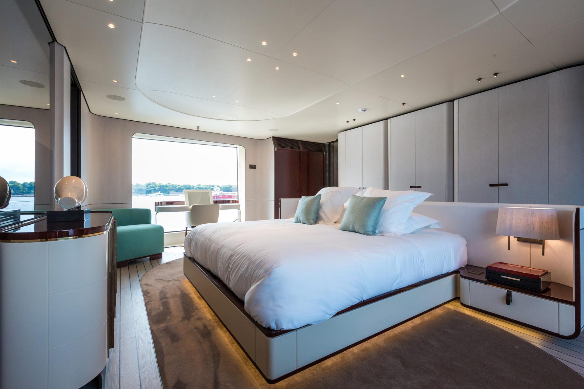 Heed motor super yacht charter relaxed luxury yacht cabin with sea view - High Point Yachting