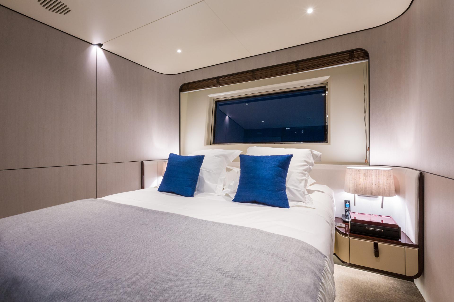 Heed motor super yacht charter relaxed luxury yacht cabin with sea view - High Point Yachting