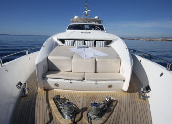 Private yacht charter Baby 1 seating