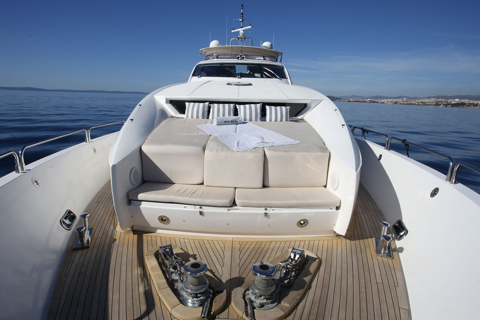 Private yacht charter Baby 1 seating