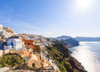 Greece Cyclades, motor yacht (or catamaran or charter) to Santorini – High Point Yachting
