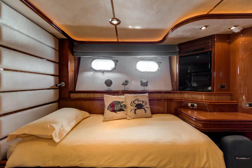 private yacht charter Baby I guess cabin