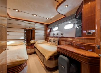 Luxury yacht charter Baby I twin cabin
